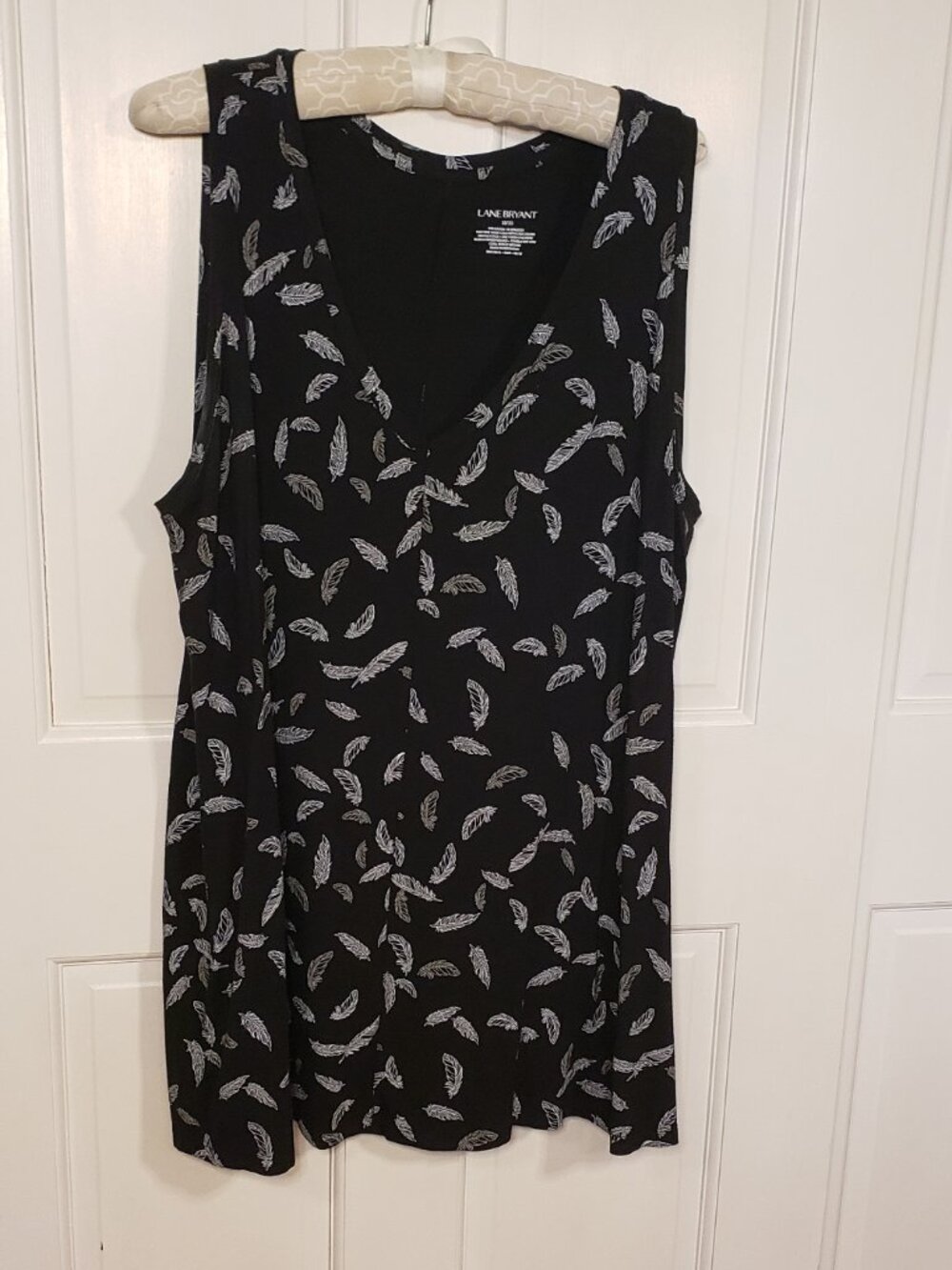 Lane Bryant 18/20 Black Feather Print Sleeveless V-Neck Top